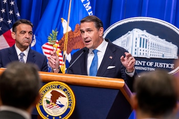 El fiscal general Todd Blanche responde a una pregunta de los medios de comunicación durante una rueda de prensa en el Departamento de Justicia en Washington D. C., EE. UU., el 30 de septiembre de 2026. EFE/SHAWN THEW