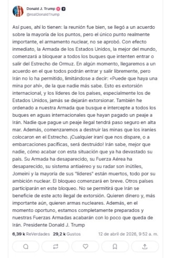 Captura de pantalla de un tuit de Donald J. Trump. Se ve su foto de perfil y el texto anunciando un bloqueo naval en el Estrecho de Ormuz