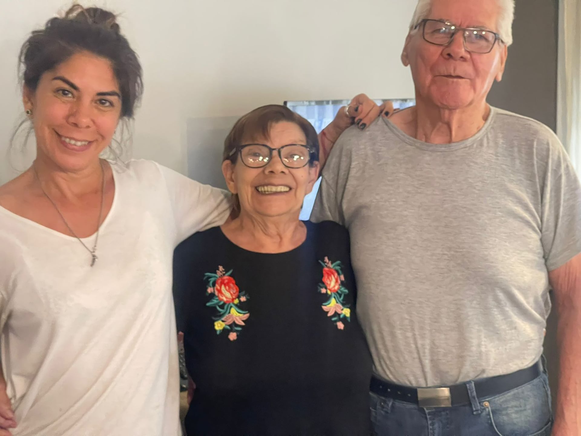 Hija orgullosa al lado de sus padres, Carmen y Lito: “Nunca es tarde para aprender. Mi viejo con 80 años aprendió”, asegura
