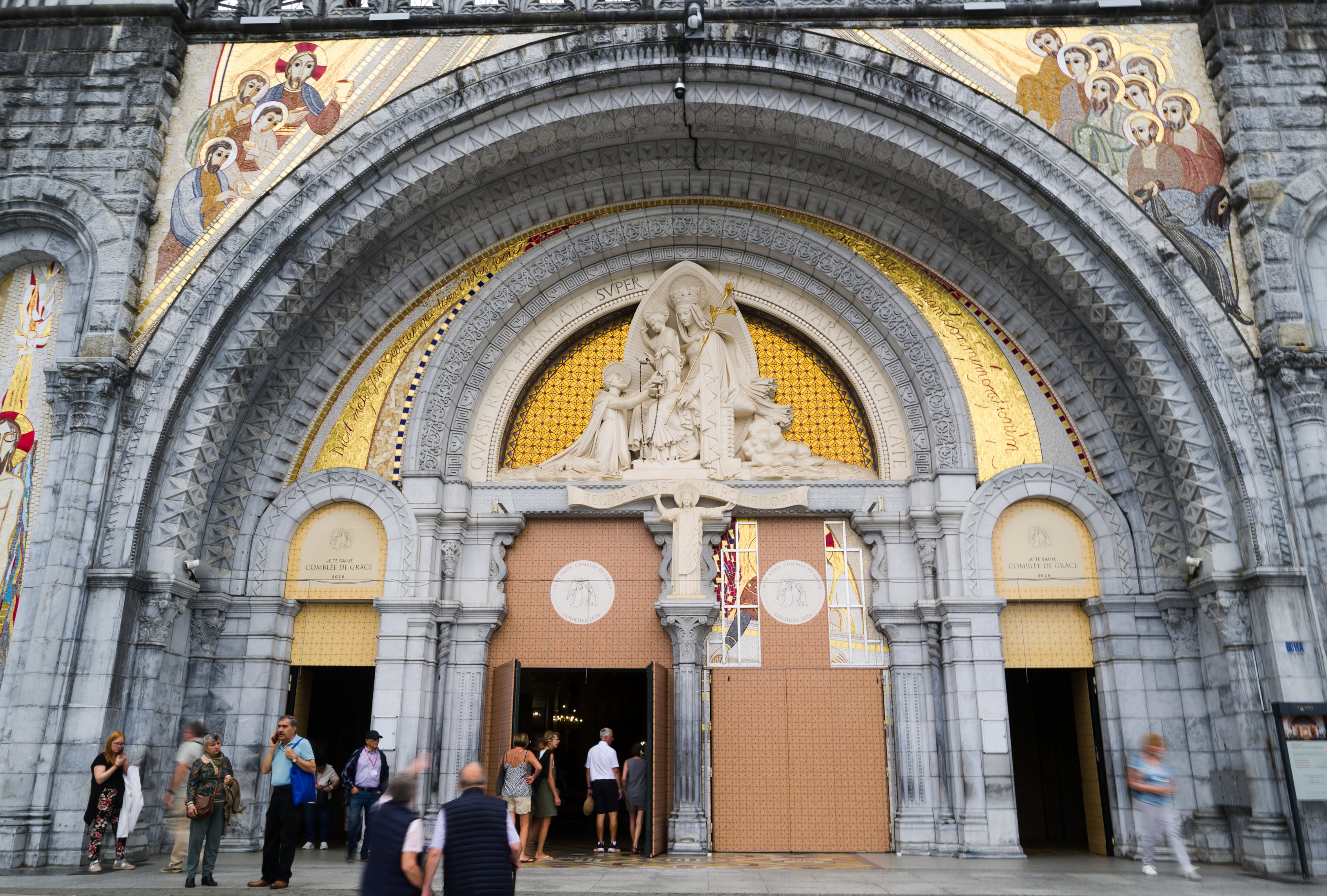 Varias personas entran en la basílica de Nuestra Señora del Rosario en Lourdes, en el suroeste de Francia (AP/Fred Scheiber)