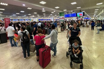 Pasajeros esperan para abordar un