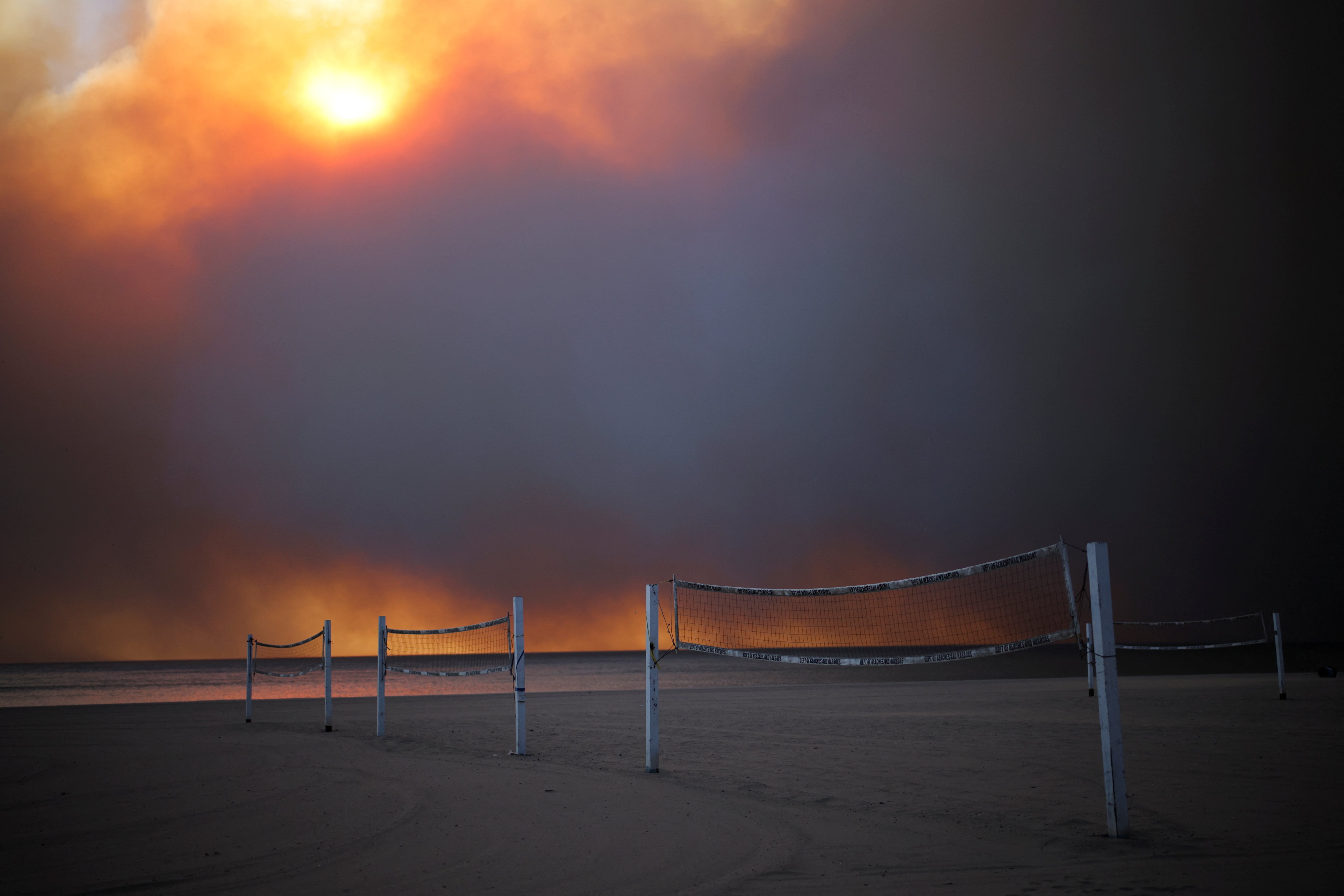 California registró 11 nuevos incendios, con focos en Riverside y San Diego, en un contexto de suelos resecos y alto peligro de propagación (REUTERS/Daniel Cole TPX IMAGES OF THE DAY)