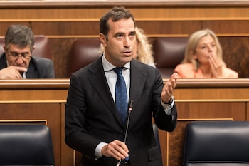 16/09/2026 El vicepresidente primero y ministro de Economía, Comercio y Empresa, Carlos Cuerpo, durante una sesión plenaria, en el Congreso de los Diputados, a 16 de septiembre de 2026, en Madrid (España). La crisis migratoria que vive Ceuta desde el pasado mes de julio vuelve a centrar las preguntas de la oposición al Gobierno en la sesión de control con preguntas cómo cuáles son los planes para la ciudad autónoma o si el Ejecutivo considera que ante la entrada irregular de los migrantes se ha degradado la imagen de España en el exterior.
POLITICA
Diego Radamés - Europa Press