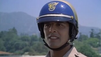 Erik Estrada como Frank “Ponch”