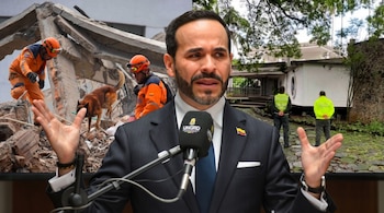 Las labores de búsqueda y rescate continúan mientras el Gobierno activa medidas extraordinarias para financiar la recuperación -crédito Sebastián Barros/AP Foto/Europa Press/Policía Nacional/montaje Infobae
