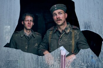 En esta magen proporcionada por Netflix Felix Kammerer, izquierda, y Albrecht Schuch en "All Quiet on the Western Front". (Reiner Bajo/Netflix vía AP)