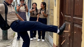 Qué es el “Door Kick Challenge”, el reto viral que alarma en Perú tras ataques a viviendas grabados por adolescentes para redes sociales
