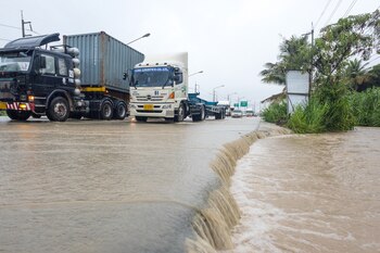 Fenómenos como inundaciones, vientos extremos o problemas de visibilidad pueden derivar en cierres de rutas, afectaciones en la infraestructura ferroviaria, interrupciones portuarias y demoras en el transporte aéreo (Foto: Shutterstock)