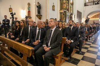 Emiliano García-Page, Manuel Galán (alcalde de Urda), Carmen Fúnez y Paco Núñez en la misa funeral en Urda. (Juanma Jiménez/Europa Press)
