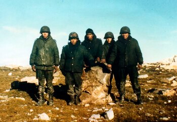 Varios soldados acompañan a dos