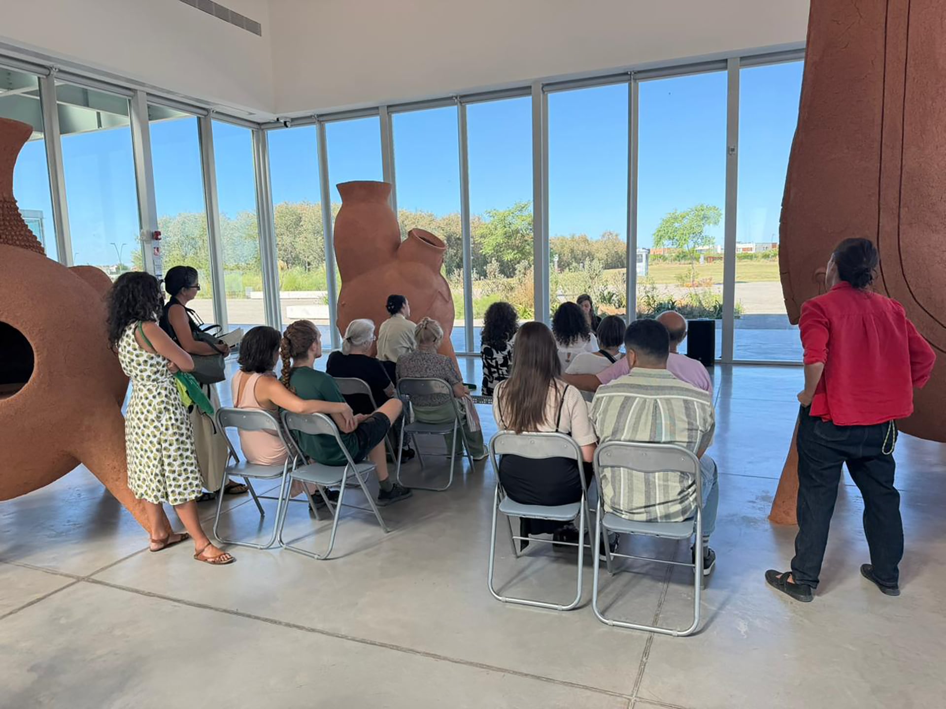 Tarde de lectura en un museo que integra la naturaleza.