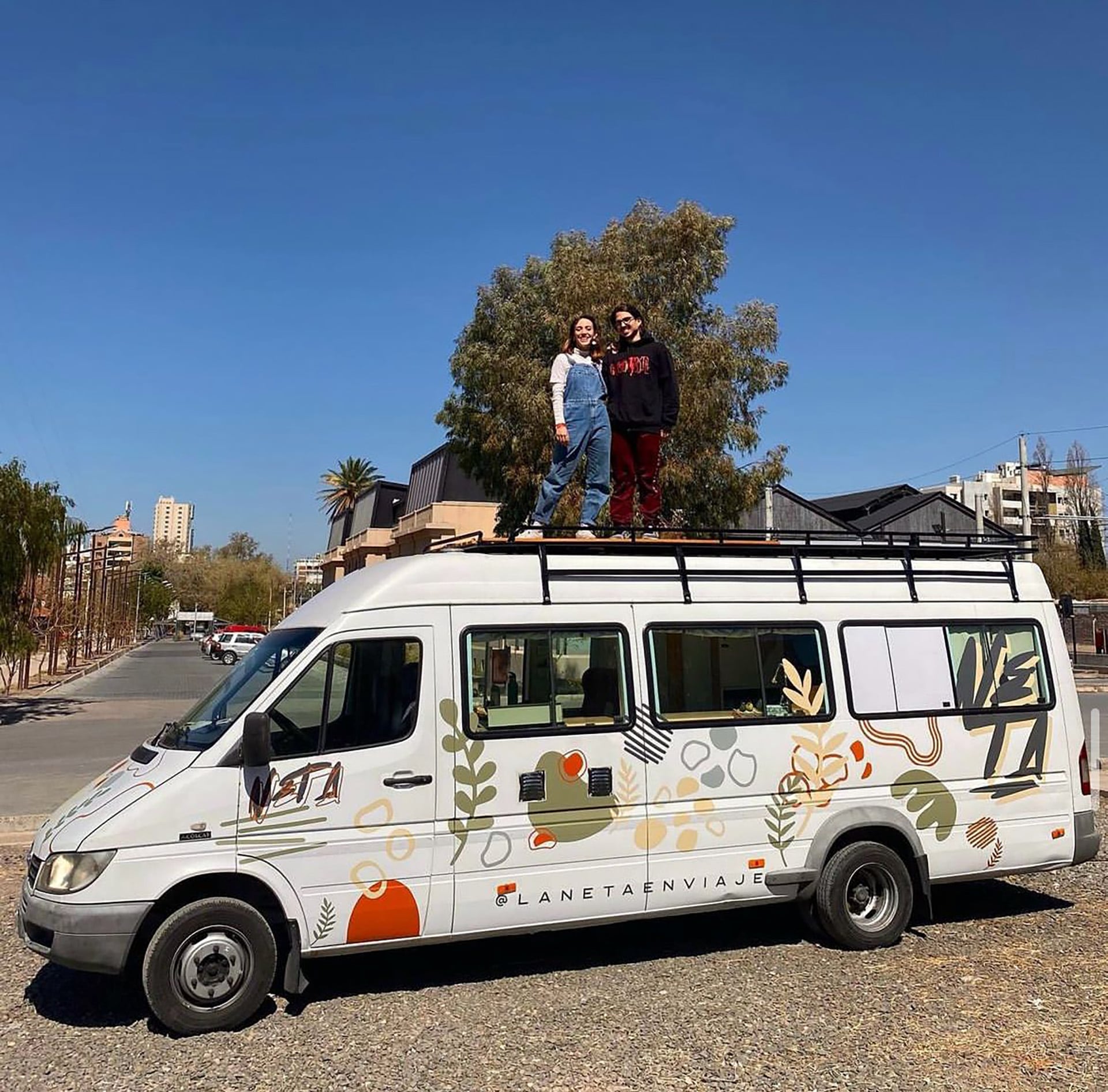 Malena y Andrés en la camioneta con la que iniciaron su primer viaje (@lanetaenviaje)