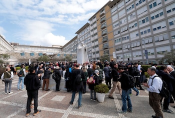 Los papas disponen de un apartamento en el hospital Gemelli de Roma para el tipo de intervenciones a la que será sometido León XIV (REUTERS/Remo Casilli)