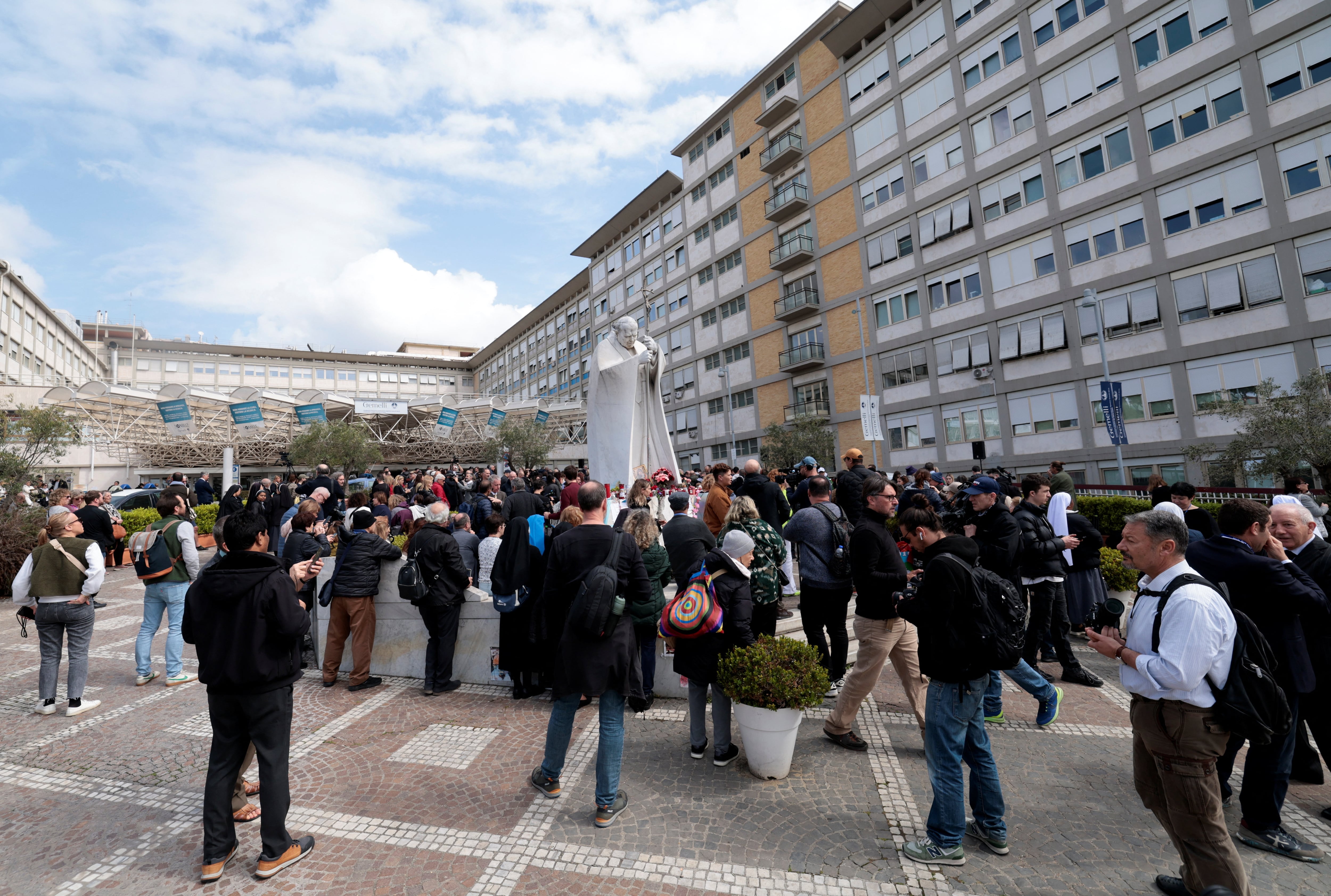 Los papas disponen de un apartamento en el hospital Gemelli de Roma para el tipo de intervenciones a la que será sometido León XIV (REUTERS/Remo Casilli)