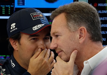Horner dialoga con Checo Pérez durante los tests (REUTERS/Hamad I Mohammed)