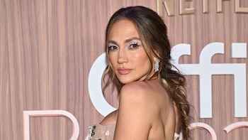 Jennifer Lopez comparte cómo luce sin maquillaje y recién despierta para promocionar su nuevo producto de cuidado de la piel