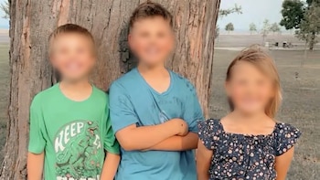 Retrato de tres hermanos junto a un árbol en un día soleado - VisualesIA ScribNews