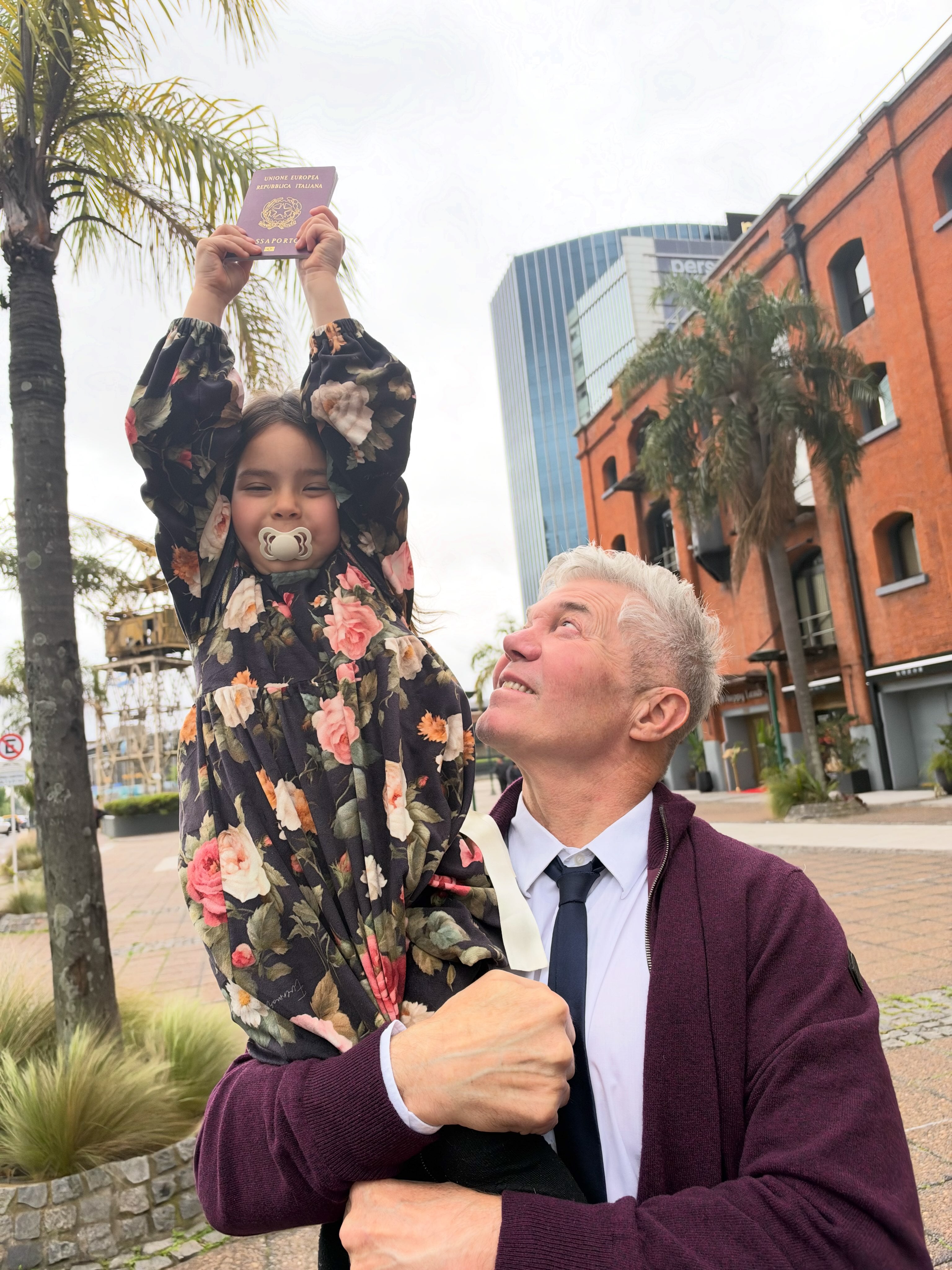 La intmidad del festejo: Barby con el documento en sus manos y su padre mirándola con orgullo
