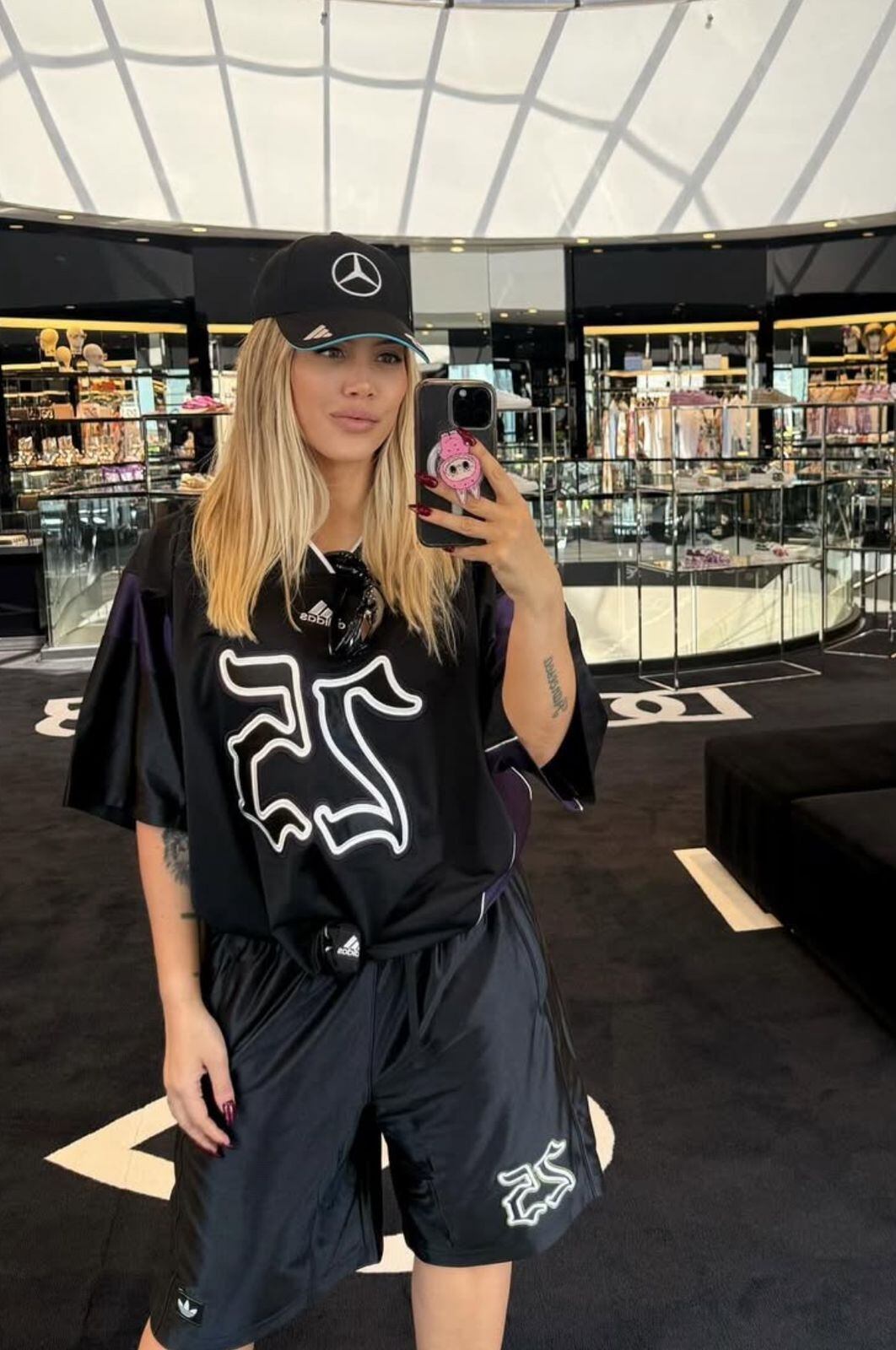 El auge de las bermudas confirma una tendencia global que redefine los básicos de la moda actual (Instagram: @wandanara)