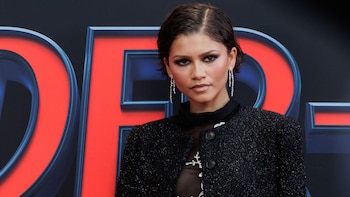 La fórmula de Zendaya para lucir transparencias en clave total black: su outfit con brillos y texturas
