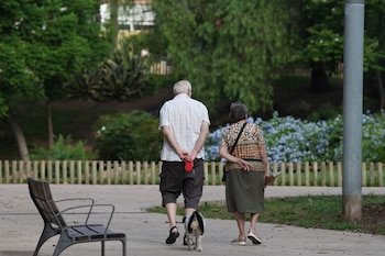 Dos personas pasean con su