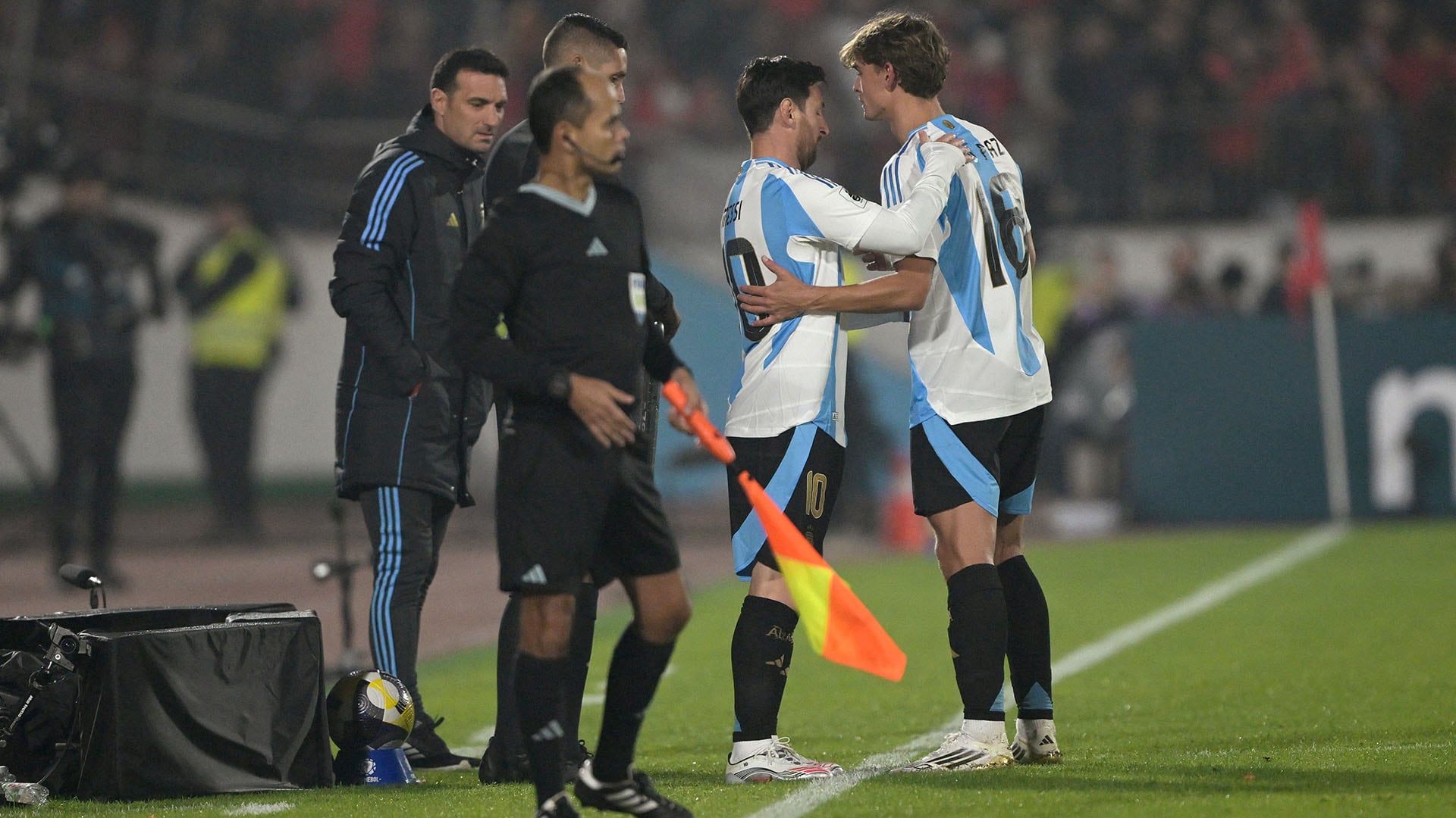 Nico Paz develó los consejos que le dio Lionel Messi (Photo by Rodrigo ARANGUA / AFP)