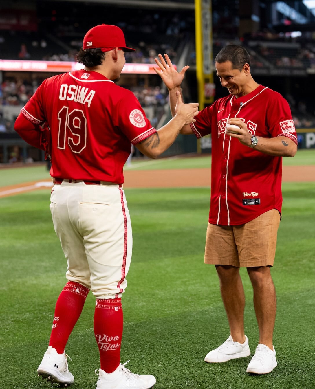 El mexicano se subió a la lomita para abrir el encuentro de las Grandes Ligas. (IG Rangers)