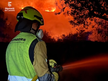 Los bomberos trabajan en el incendio de Serra d'en Galcerán. (Bombers Diputación Castellón)