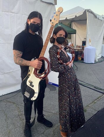 Travis y Sosie Bacon se