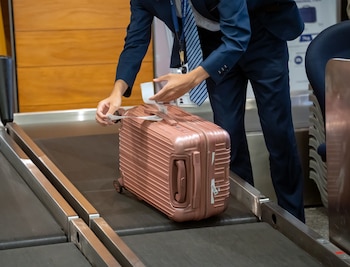 Empleado facturando una maleta (ShutterStock