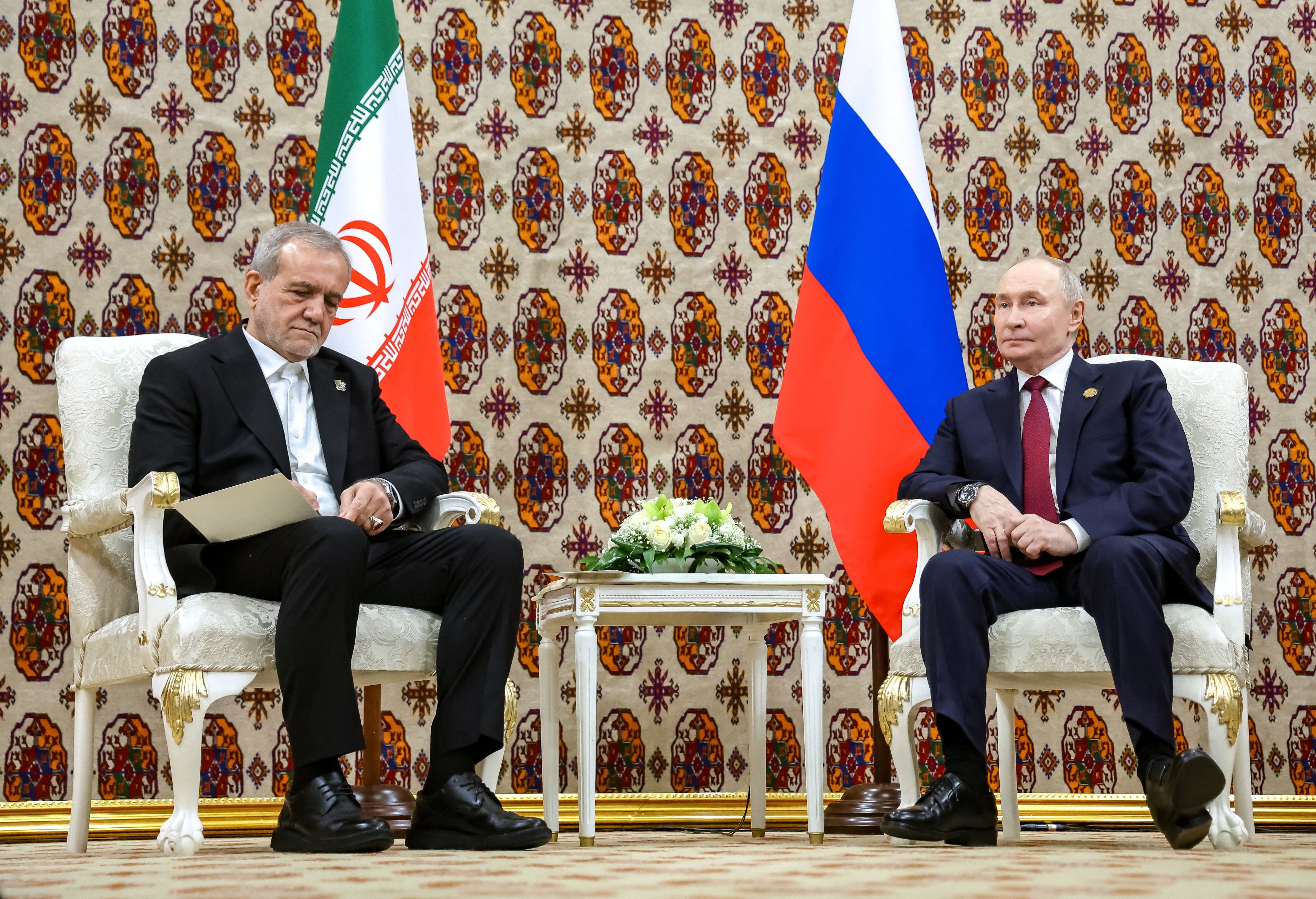 El presidente ruso, Vladímir Putin, y el presidente iraní, Masoud Pezeshkian, asisten a una reunión en Asjabad, Turkmenistán, el 12 de diciembre de 2025 (Sputnik/Alexander Kazakov vía REUTERS)