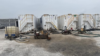 Así se encontraban los contenedores frac tank en el predio. Crédito: Especial