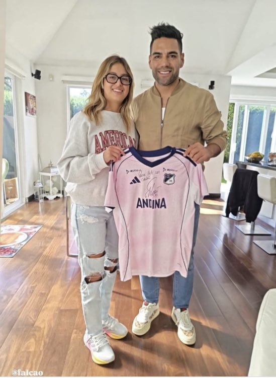Entre los recuerdos que conserva Antonella Petro aparece una fotografía junto a Radamel Falcao García, uno de los referentes históricos del fútbol colombiano. - crédito @anto_petro_alcocer/Instagram