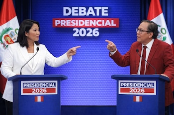 Keiko Fujimori y Roberto Sánchez, vestidos con traje blanco y rojo respectivamente, se señalan mutuamente desde podios en un debate presidencial 2026.