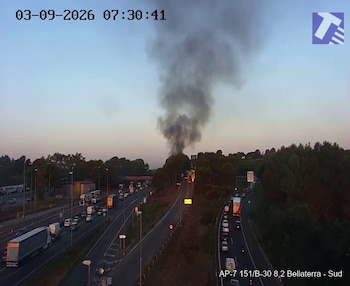 Columna de humo del incendio de un camión en la AP-7 este jueves. (Trànsit/X)