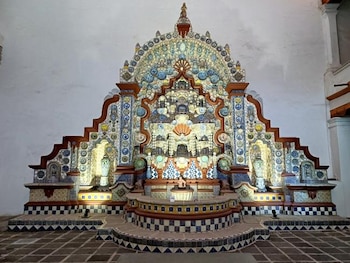 La estructura está elaborada con pedacería de porcelana china, conchas marinas y azulejos de Talavera. (Foto: INAH)