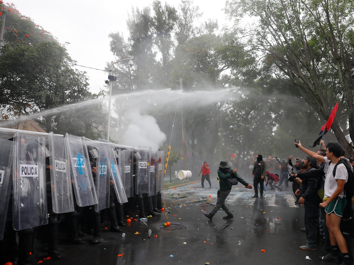 Investigan a 17 policías por protesta del agua en Jalisco