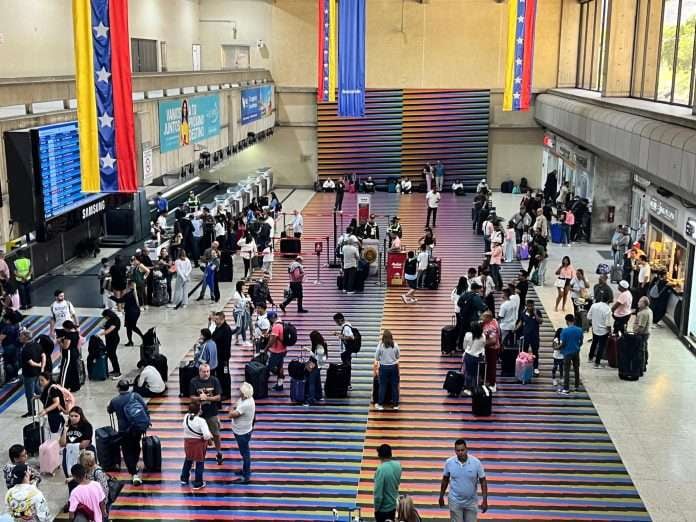 El Aeropuerto Internacional de Maiquetía Simón Bolívar es el principal aeropuerto que sirve a Caracas