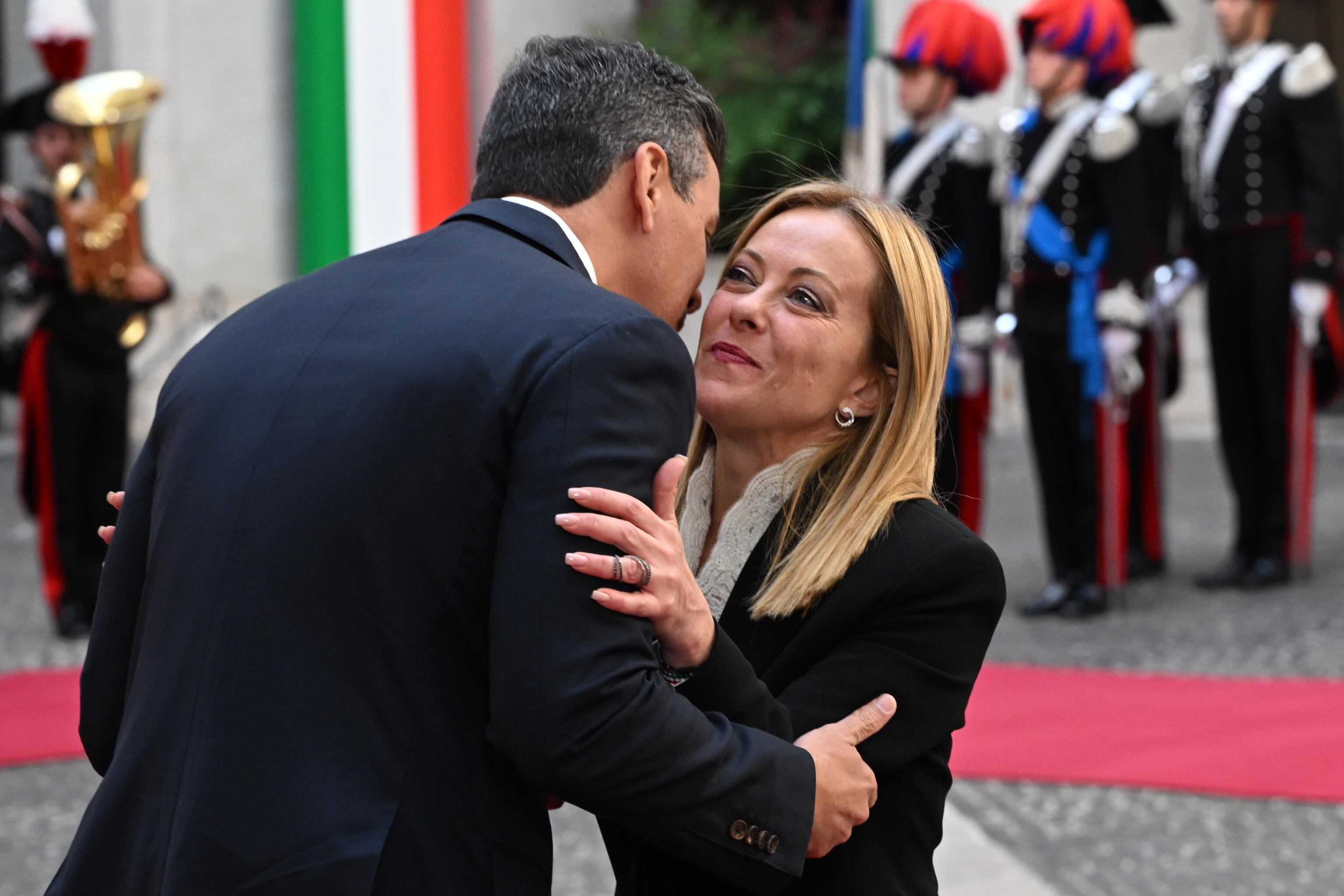 Desde el Ejecutivo italiano subrayaron que esta cita representa “una señal concreta del excelente estado de las relaciones bilaterales”. (EFE/EPA/MAURIZIO BRAMBATTI)