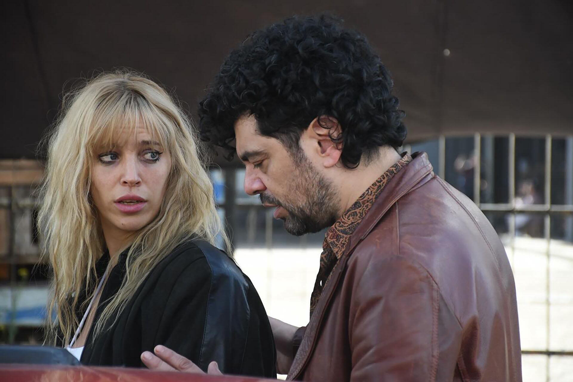 Luisana Lopilato, caracterizada como Pepita La Pistolera, junto a Alberto Ajaka, durante el rodaje de la biopic sobre la criminal argentina (Instagram: zeppelin.studio.latam)