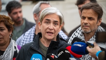 Ada Colau brinda su apoyo a Gabriel Rufián y le pide "sentarse ya a negociar" un espacio "donde no sobre nadie"
