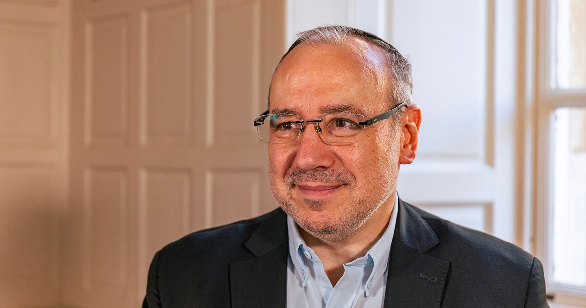 Inteligencia Artificial en Salud: El Rabino Szlajen Advierte Contra la Delegación Total de Decisiones Clínicas