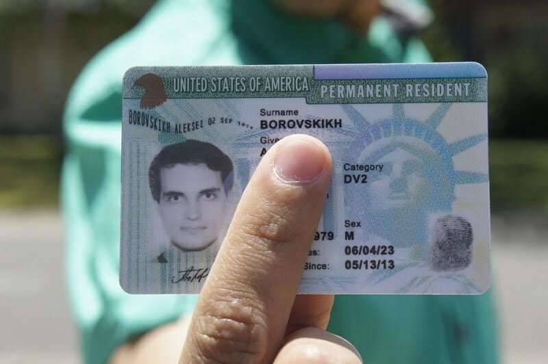 El USCIS emitió más de 1.030.000 green cards en el último año fiscal y cerca del 65% correspondieron a lazos familiares, según datos oficiales. (Archivo)