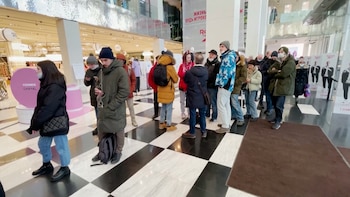 Ahorristas rusos hacen fila para retirar dinero de los bancos ante las sanciones financieras a Rusia
