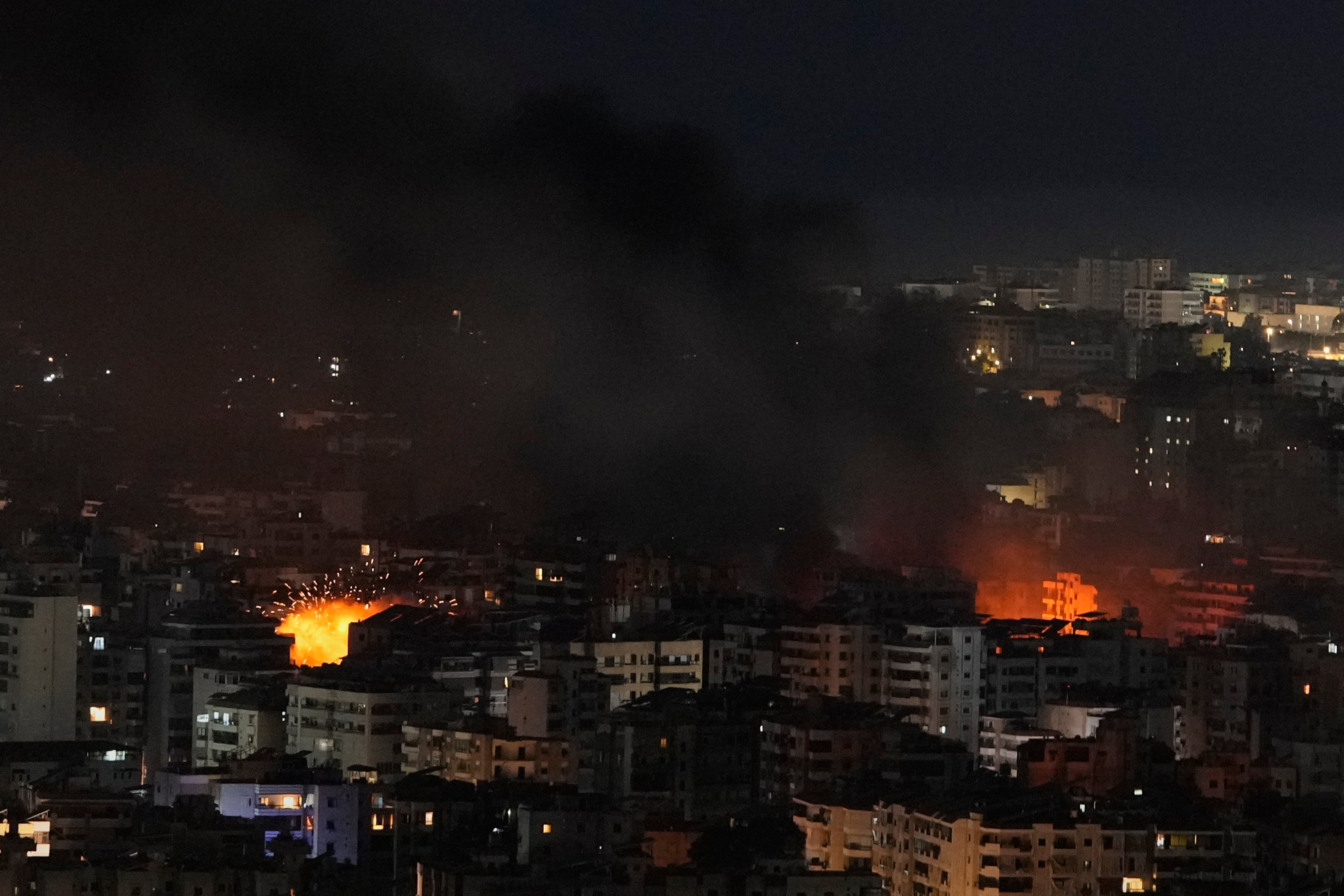Llamas y humo se elevan desde el lugar de los ataques aéreos israelíes en Dahiyeh, suburbio sur de Beirut, Líbano, el viernes 6 de marzo de 2026 (AP/Hassan Ammar)