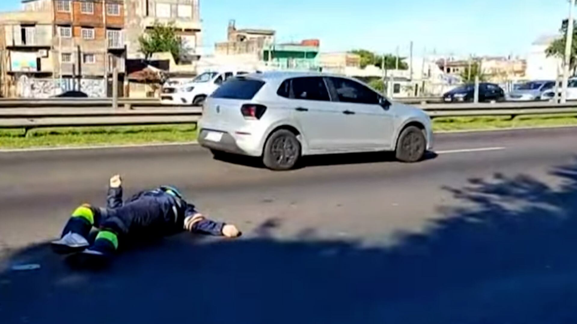 Un motociclista quedó tendido sobre la General Paz, a la espera del SAME aéreo.