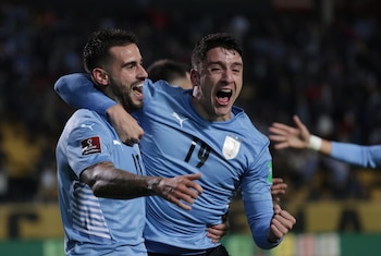 Gastón Pereiro y Joaquín Piquerez festejan el gol de la victoria para Uruguay (REUTERS/Raúl Martínez)