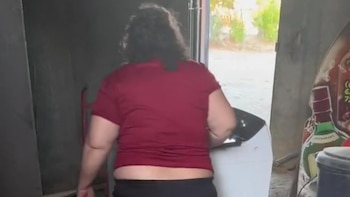 Una mujer recibió un regalo de su hijo y no escondió su descontento. (TikTok: @victorestrada70)