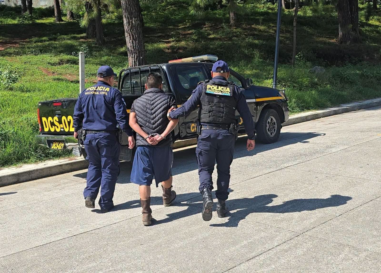 Denis Emmanuel García Seb ingresó a la subestación de la PNC de San Pedro Carchá con manchas de sangre y dijo ser responsable de un doble asesinato en Alta Verapaz. (Redes sociales)