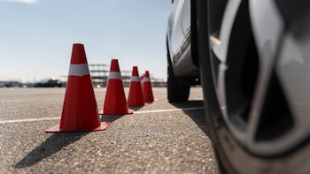 Maquillarse y ponerse pelucas para hacer los exámenes de conducir de otras personas: una red que gana 180.000 euros con este fraude acaba en los tribunales